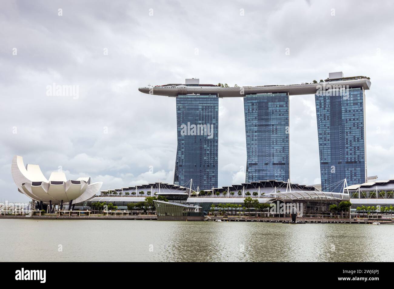 Paesaggio urbano di Singapore sotto un cielo nuvoloso Foto Stock