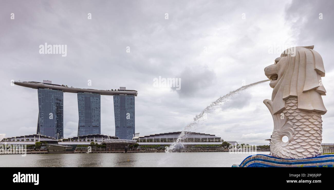 La fontana della statua di Merlion a Singapore con il Marina Bay Sands Hotel sullo sfondo. Foto Stock