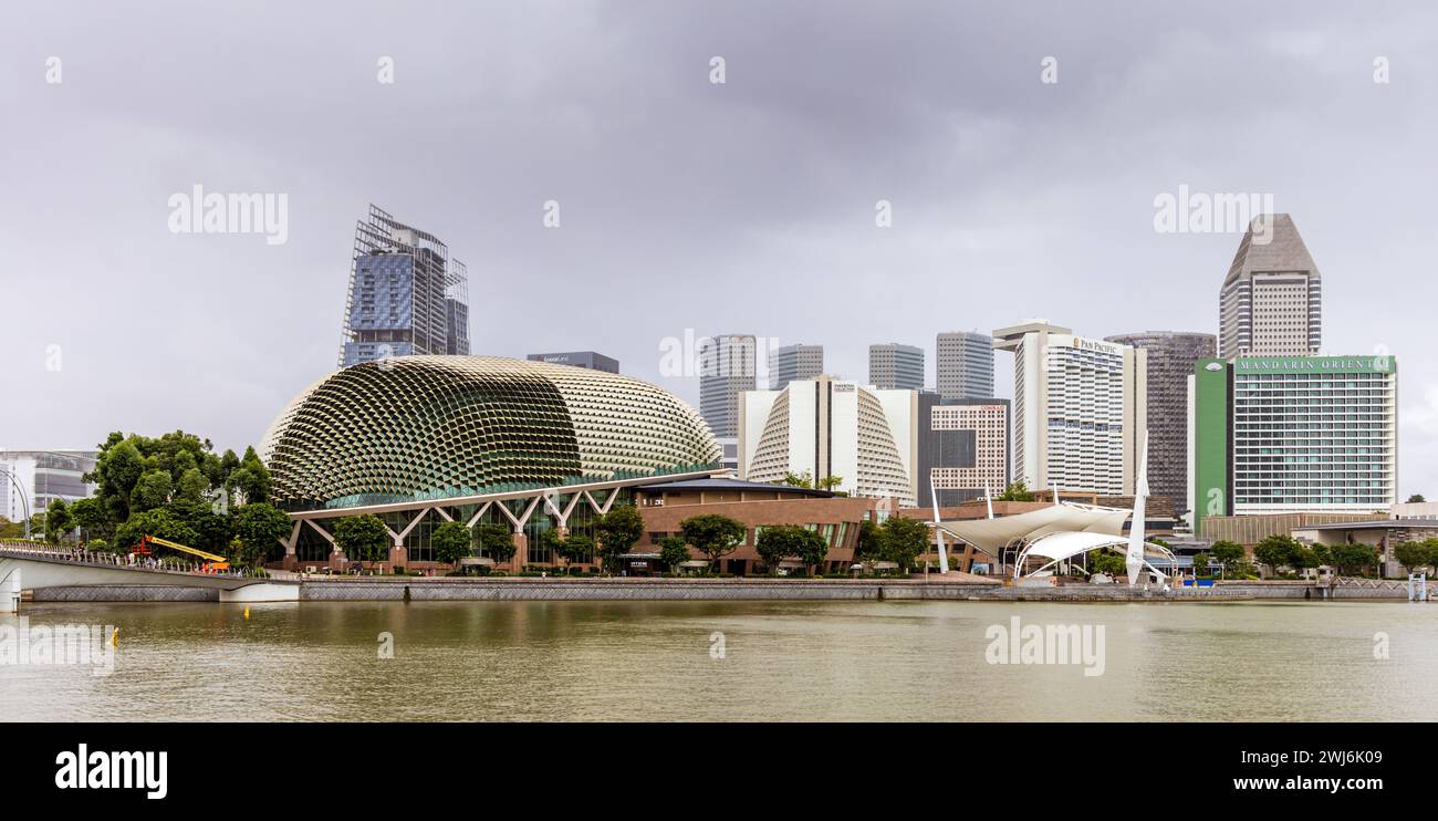 Marina Bay e lo skyline del centro di Singapore Foto Stock