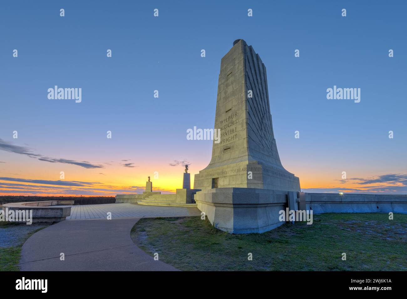 KILL DEVIL HILLS, NORTH CAROLINA - 5 MAGGIO 2023: The Wrights Brothers National Memorial al tramonto. Foto Stock