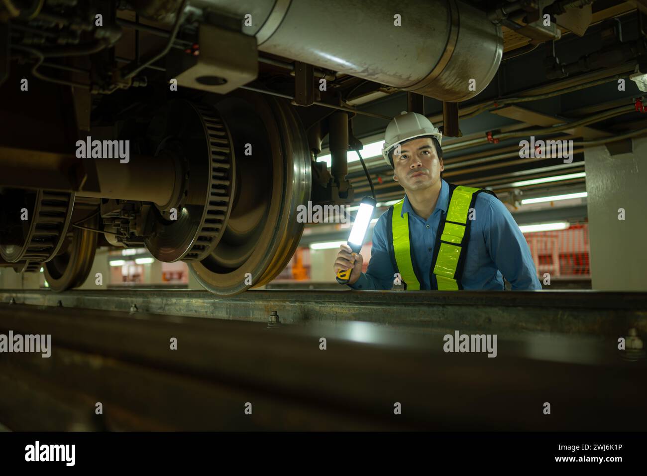 Gli ingegneri per treni elettrici dopo aver rilevato difficoltà con i macchinari del treno elettrico utilizzano proiettori per localizzare e incastrare Foto Stock