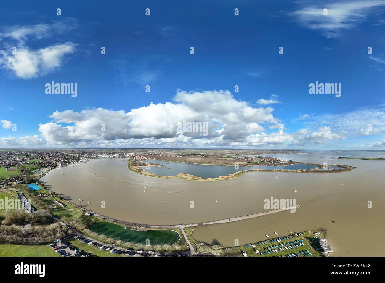 Maldon, Essex, Regno Unito 11 febbraio 2024 Una marea molto alta copre completamente le saline e i sentieri lungo la parete marina di Maldon oggi. Le recenti inondazioni di pioggia nel fiume Chelmer hanno aumentato la marea. Foto Stock