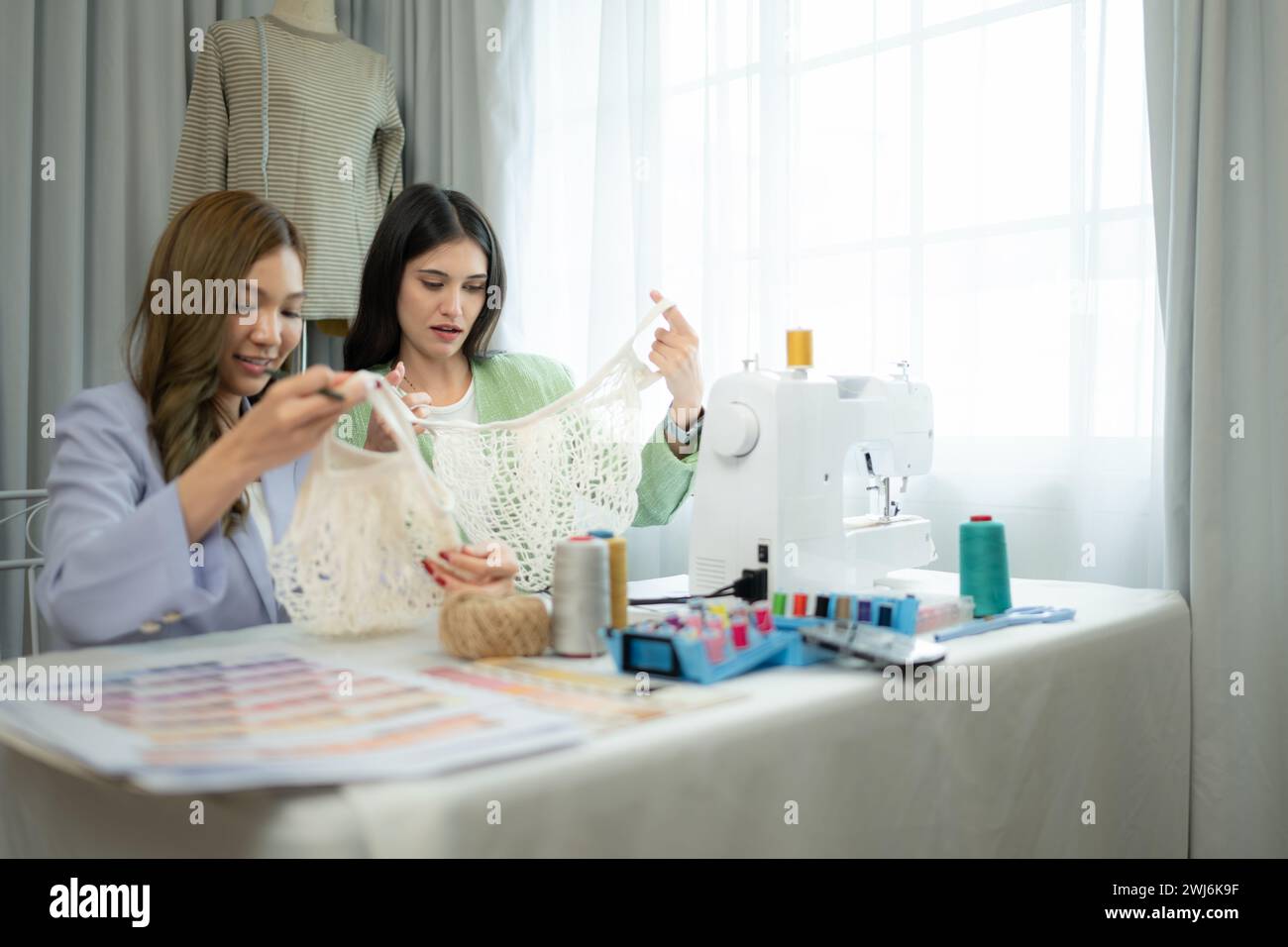 Due stilisti femminili stanno lavorando a una nuova collezione di vestiti. Foto Stock