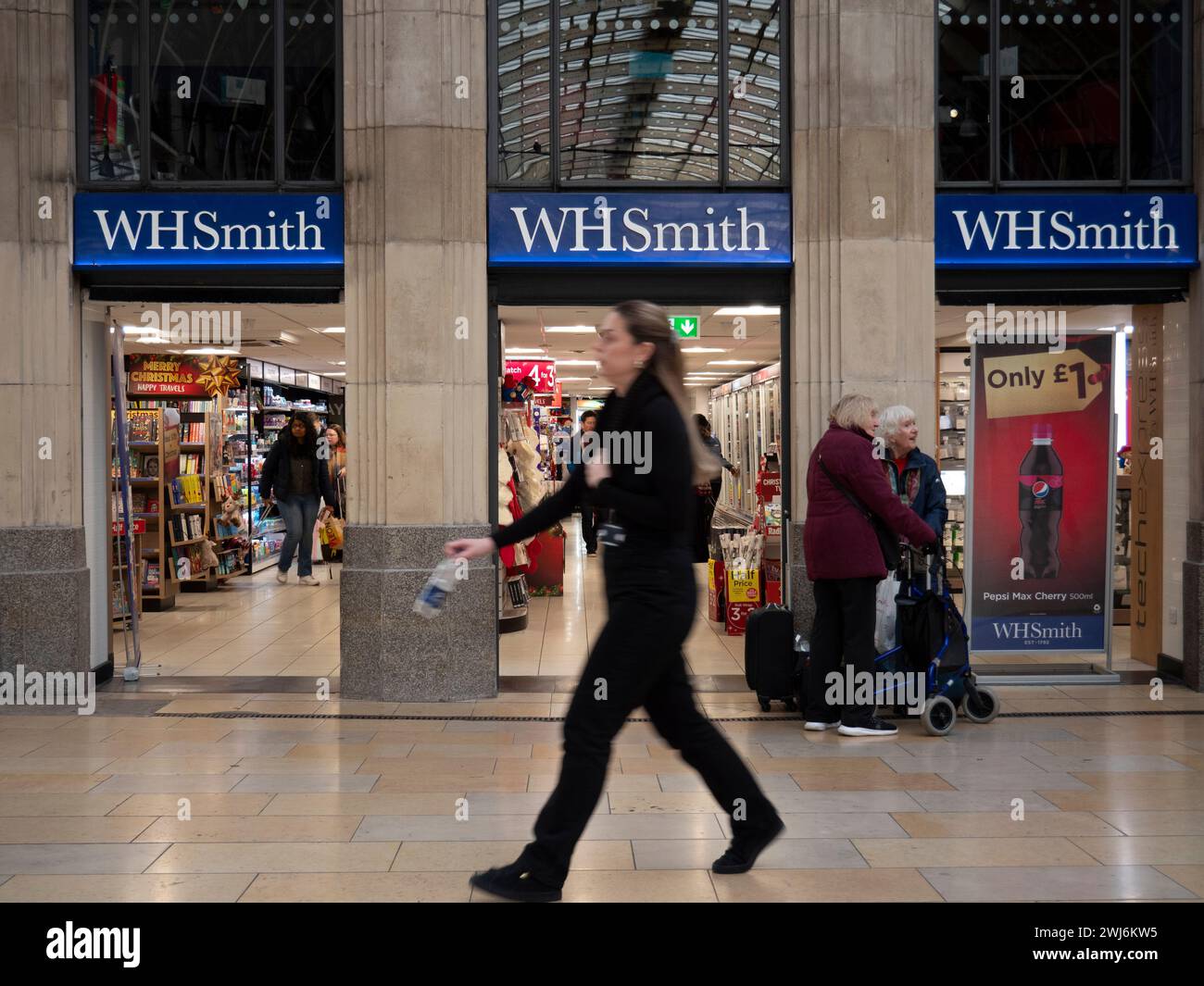 WH Smith WHSmith, edicola W H Smith, cancelleria, negozio di articoli da regalo, Londra, Regno Unito Foto Stock