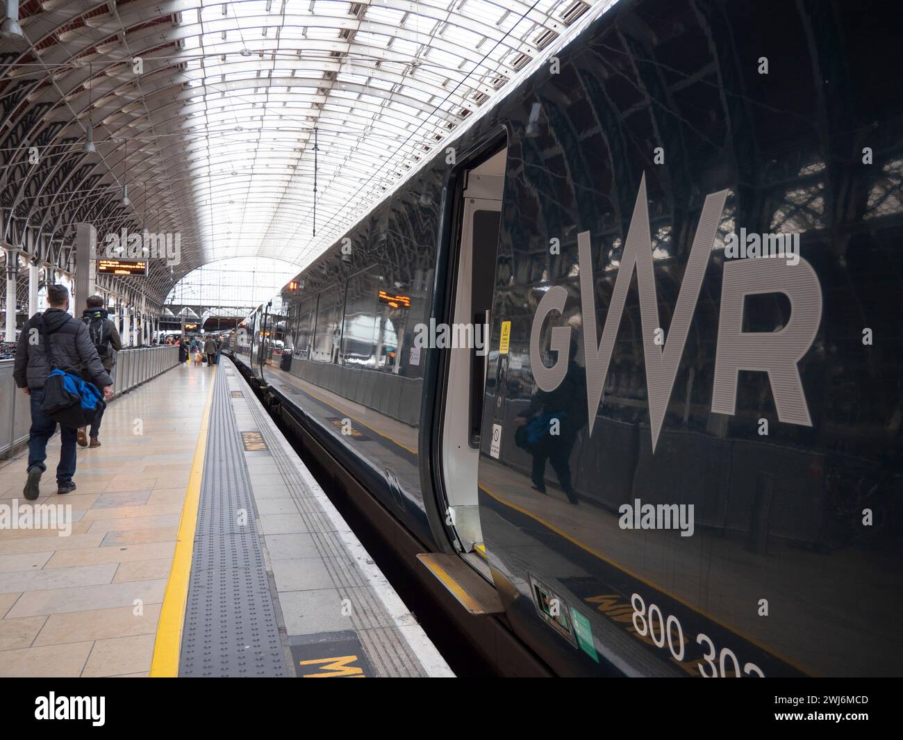 I pendolari di London Paddington salgono a bordo di un servizio della Great Western Railway (GWR) durante il picco mattutino nel febbraio 2024. Gestita da FirstGroup, la GWR fornisce collegamenti critici ad alta velocità, regionali e pendolari da questo storico terminal verso destinazioni in tutto il sud-ovest dell'Inghilterra, il Galles del Sud e la valle del Tamigi. Foto Stock
