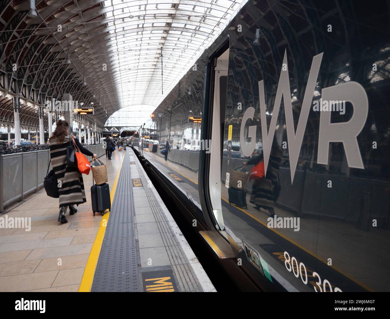 Pendolari che salgono su un treno GWR alla stazione di Paddington, la Great Western Railway è una compagnia ferroviaria britannica di proprietà di FirstGroup. Foto Stock