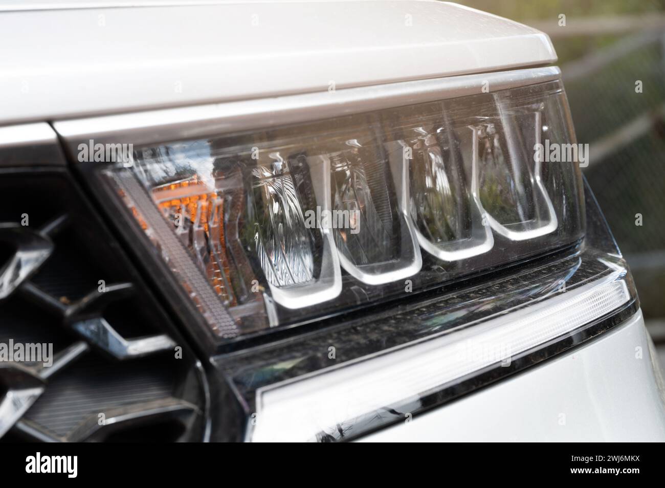 Faro a LED nella vista ravvicinata macro per auto moderne Foto Stock