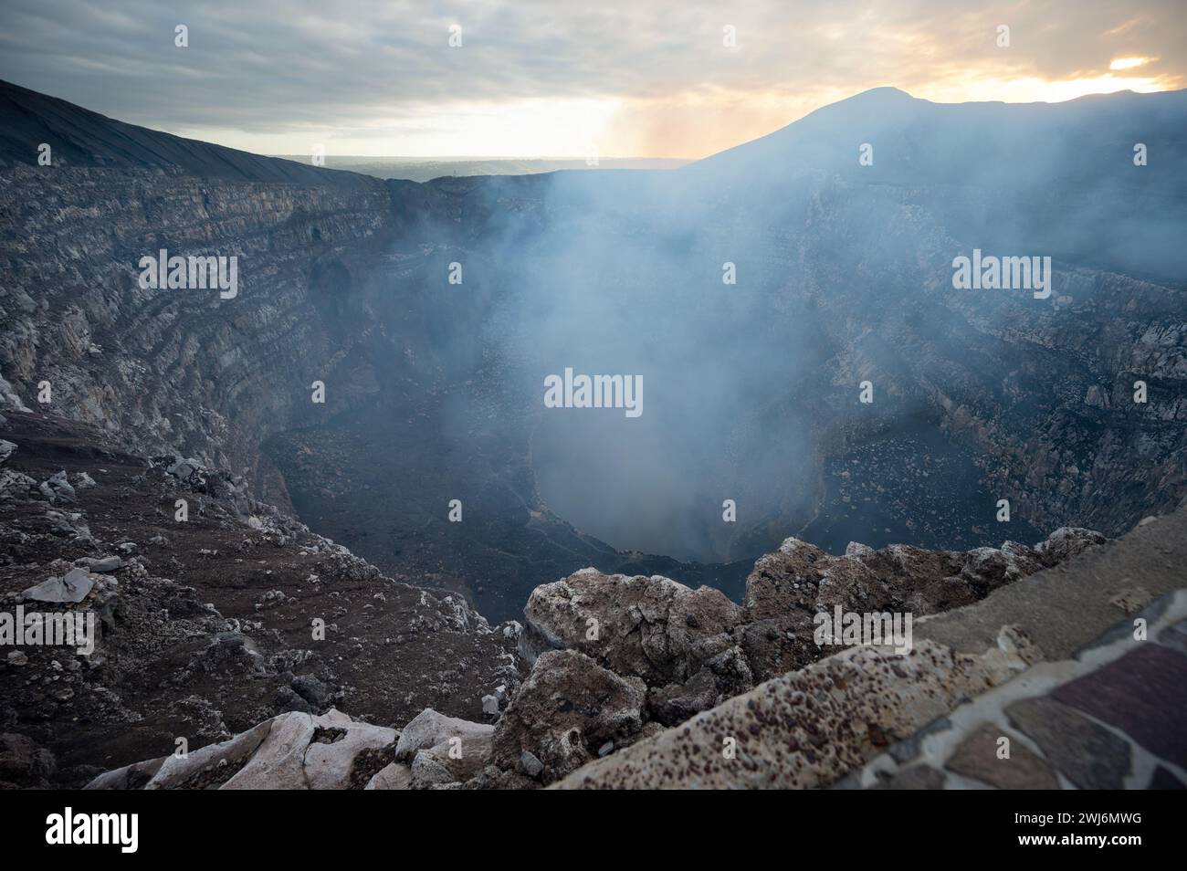 Il cratere del vulcano Masaya è un buco roccioso con gas di emissione di fumo che sale Foto Stock