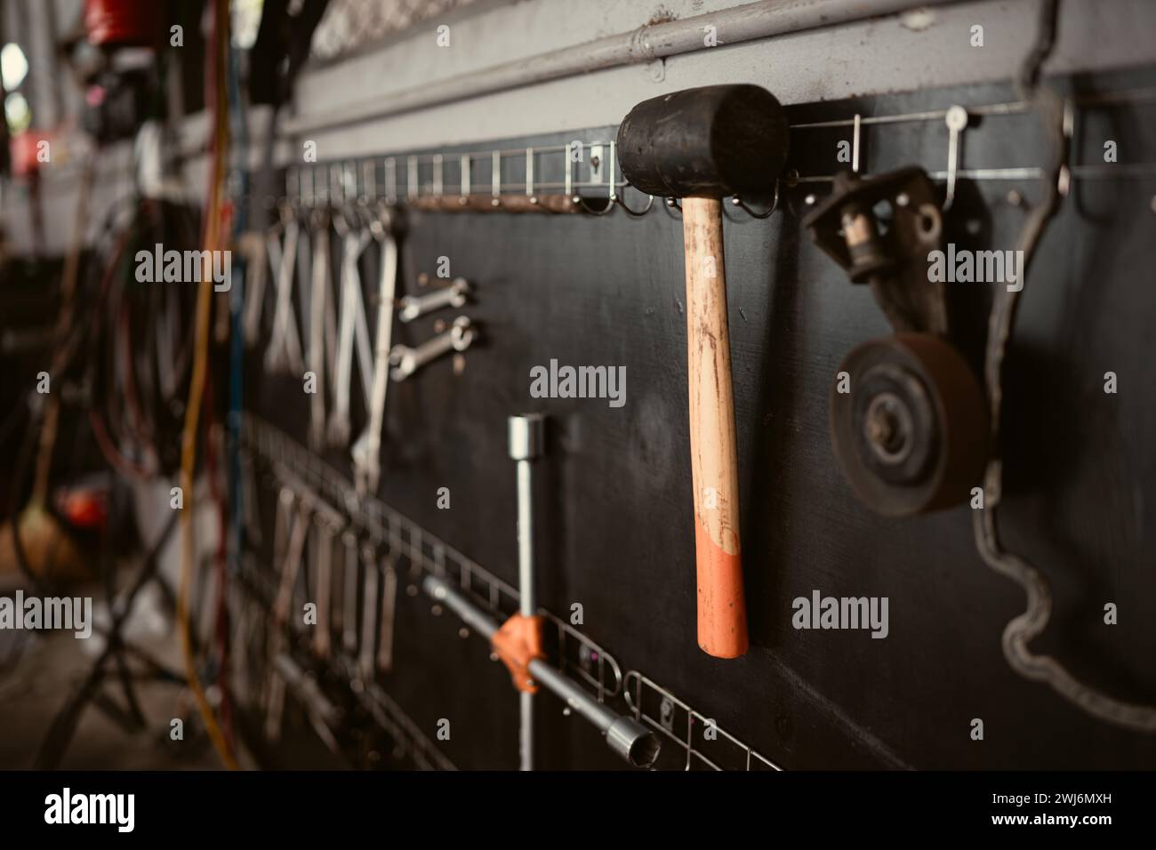 Attrezzi manuali in officina, primo piano di martello e chiave Foto Stock