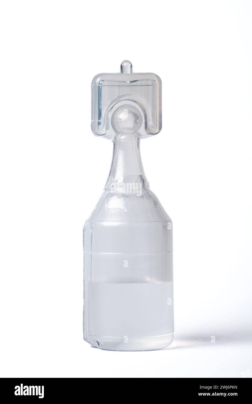 Fiala ad apertura rapida contenente un farmaco aerosol liquido su sfondo bianco Foto Stock
