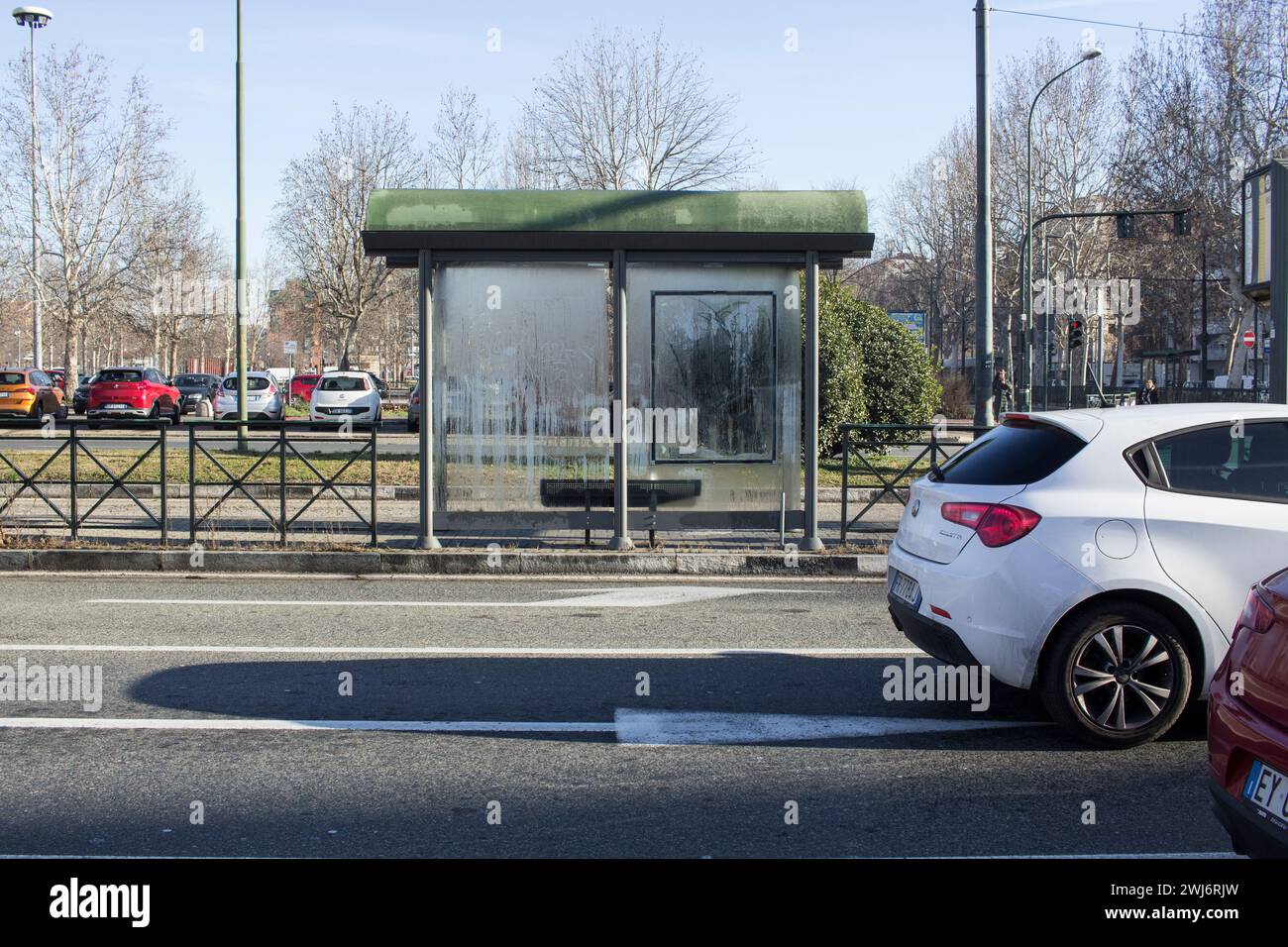 Fermata dell'autobus senza persone a Torino, Italia Foto Stock
