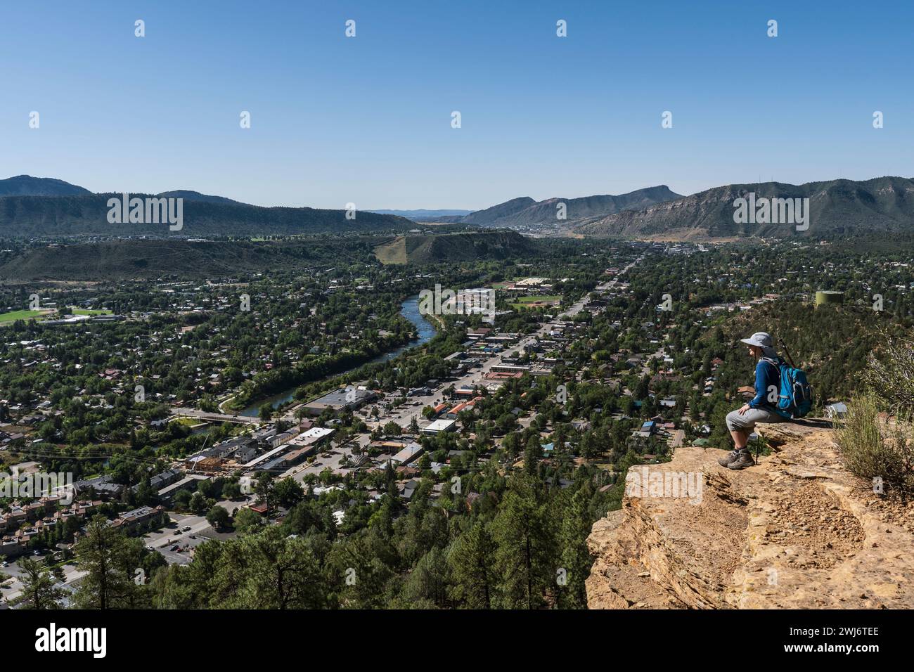 ESCURSIONISTA DONNA SEDUTA SULLA SPORGENZA SOPRA DURANGO, COLORADO, STATI UNITI Foto Stock