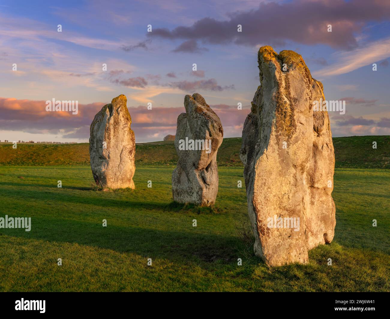 Lunedì 12 febbraio 2024 - Un bel cielo alla fine della giornata sopra l'antico cerchio megalitico di pietra ad Avebury, Wiltshire. Foto Stock