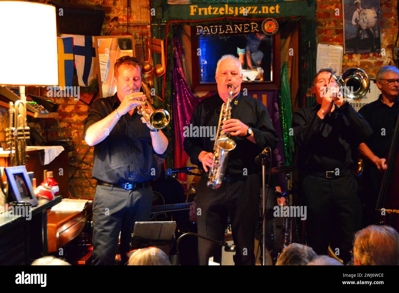 Una band jazz suona per la folla in un piccolo nightclub e bar nel quartiere francese di New Orleans Foto Stock