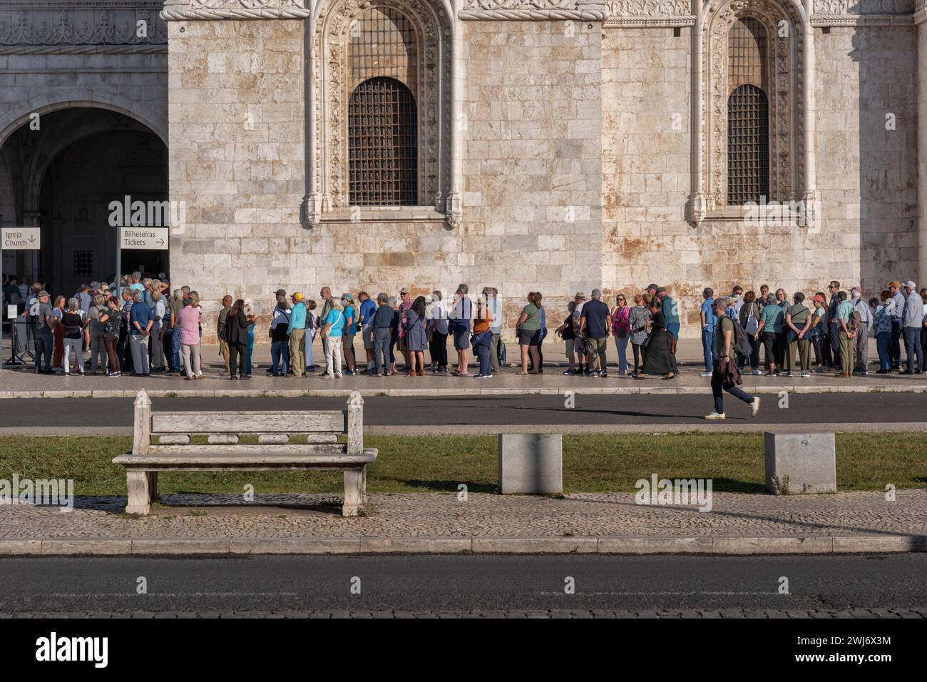 Persone in attesa in coda alla biglietteria della Chiesa di Santa Maria de Belem del Monastero di Jeronimos a Lisbona, Portogallo. Foto Stock