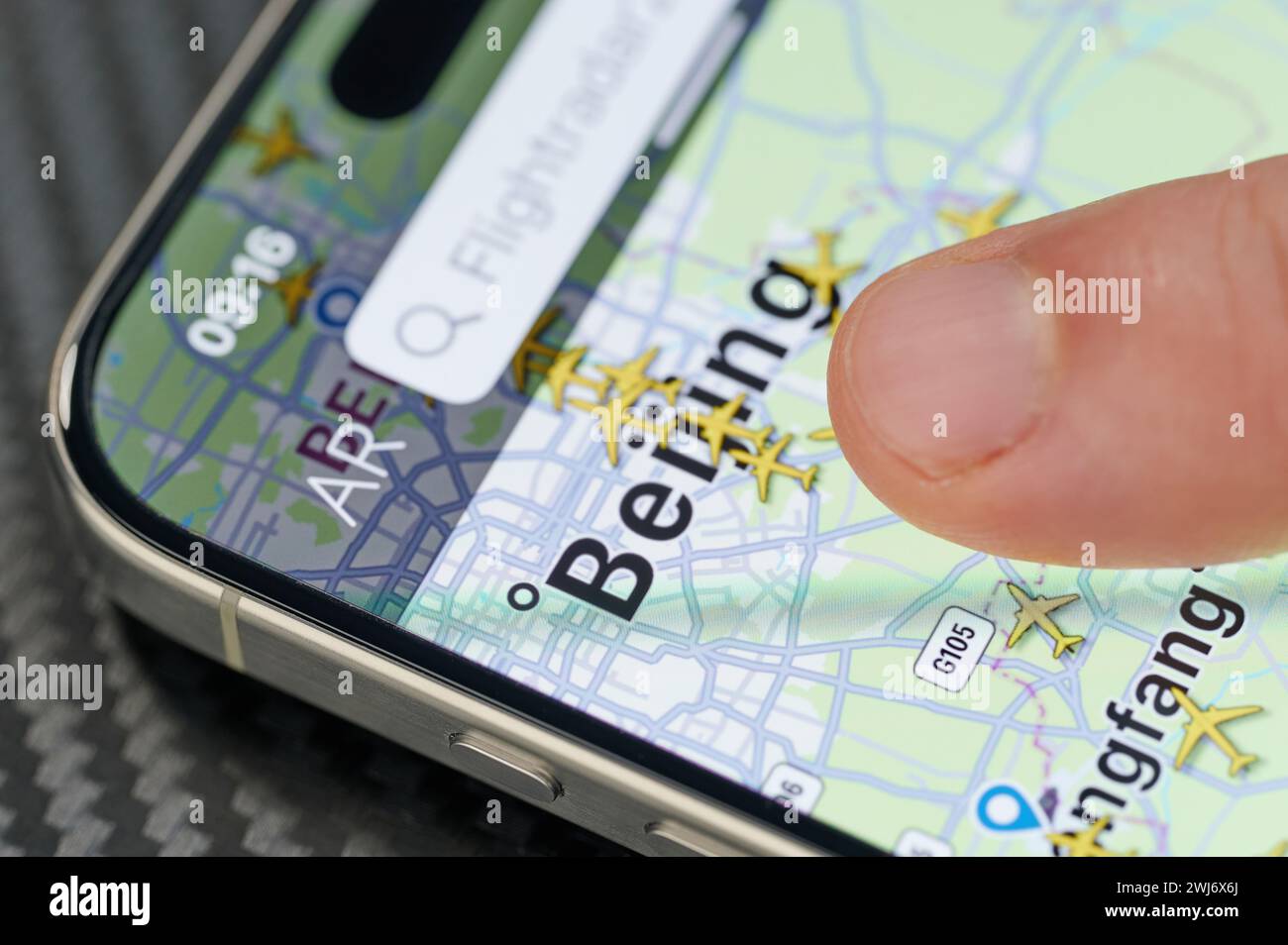 New York, Stati Uniti - 24 gennaio 2024: Traffico aereo nella città di Pechino su iphone 15 pro max screen close up view Foto Stock