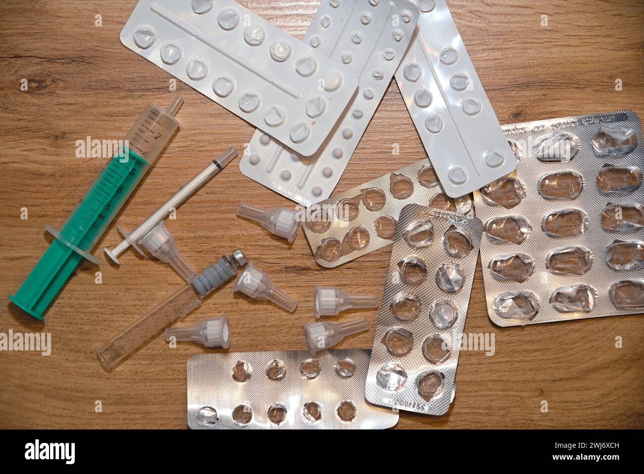 Compresse, siringa monouso, aghi a penna e fiala - Medicina e Farmacia Foto Stock