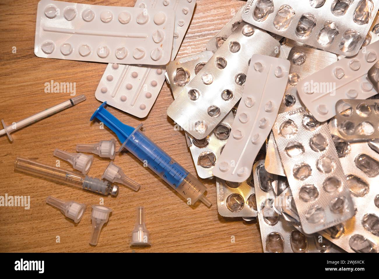 Siringa monouso, fiala, aghi a penna, compresse - Medicina e trattamento, farmacia Foto Stock