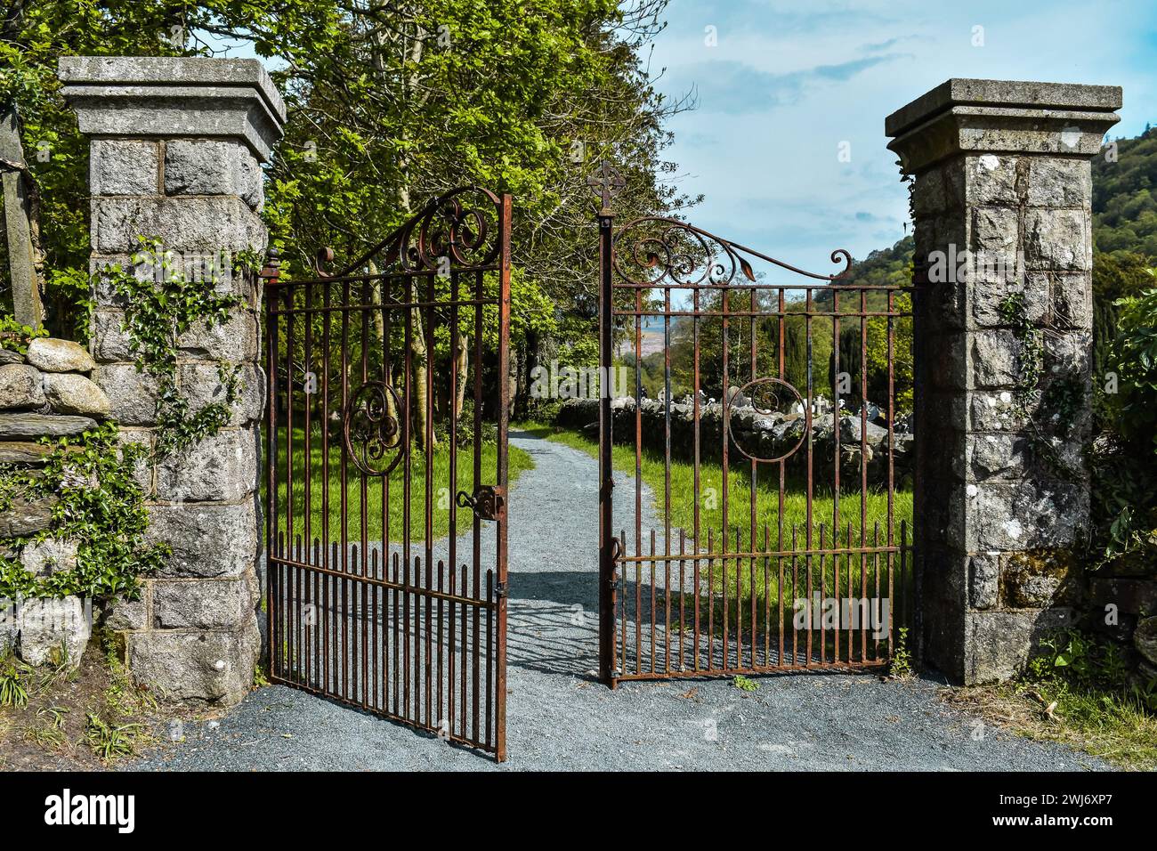 Ingresso con cancello parzialmente aperto Foto Stock