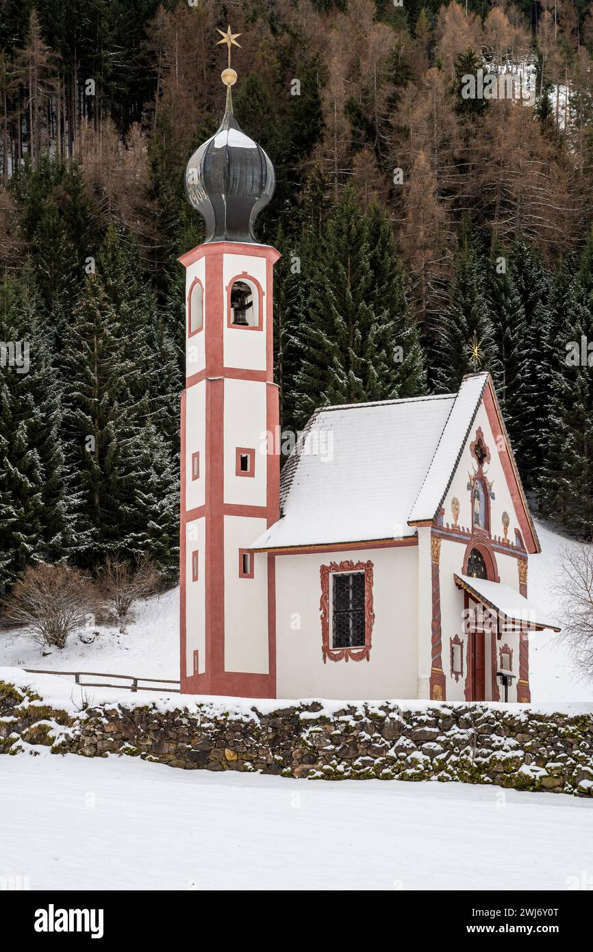 Vista invernale della Chiesa di San Johann a Ranui, Dolomiti, Villnoss-Funes, alto Adige, Italia Foto Stock