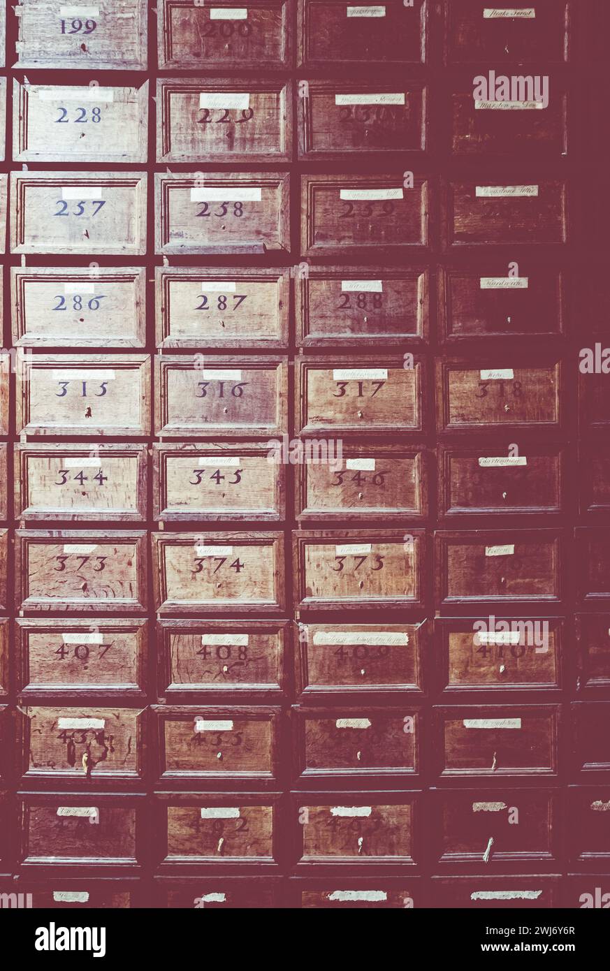 Una parete di tenuta numerati cassetti portaoggetti a Hardwick Hall. Foto Stock