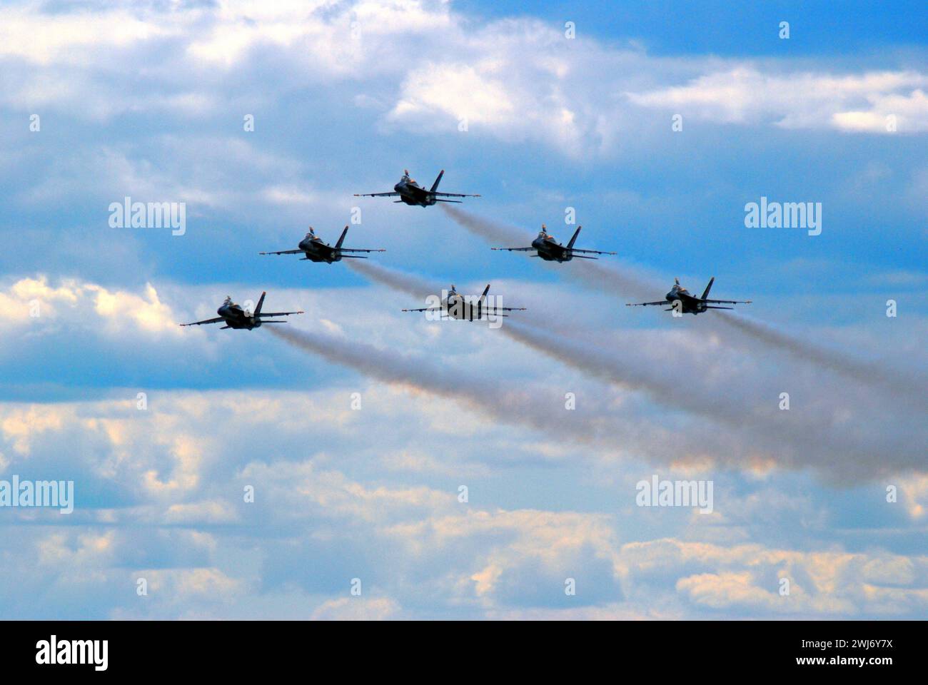 I Blue Angels volano in una formazione delta attraverso il cielo in uno spettacolo aereo Foto Stock