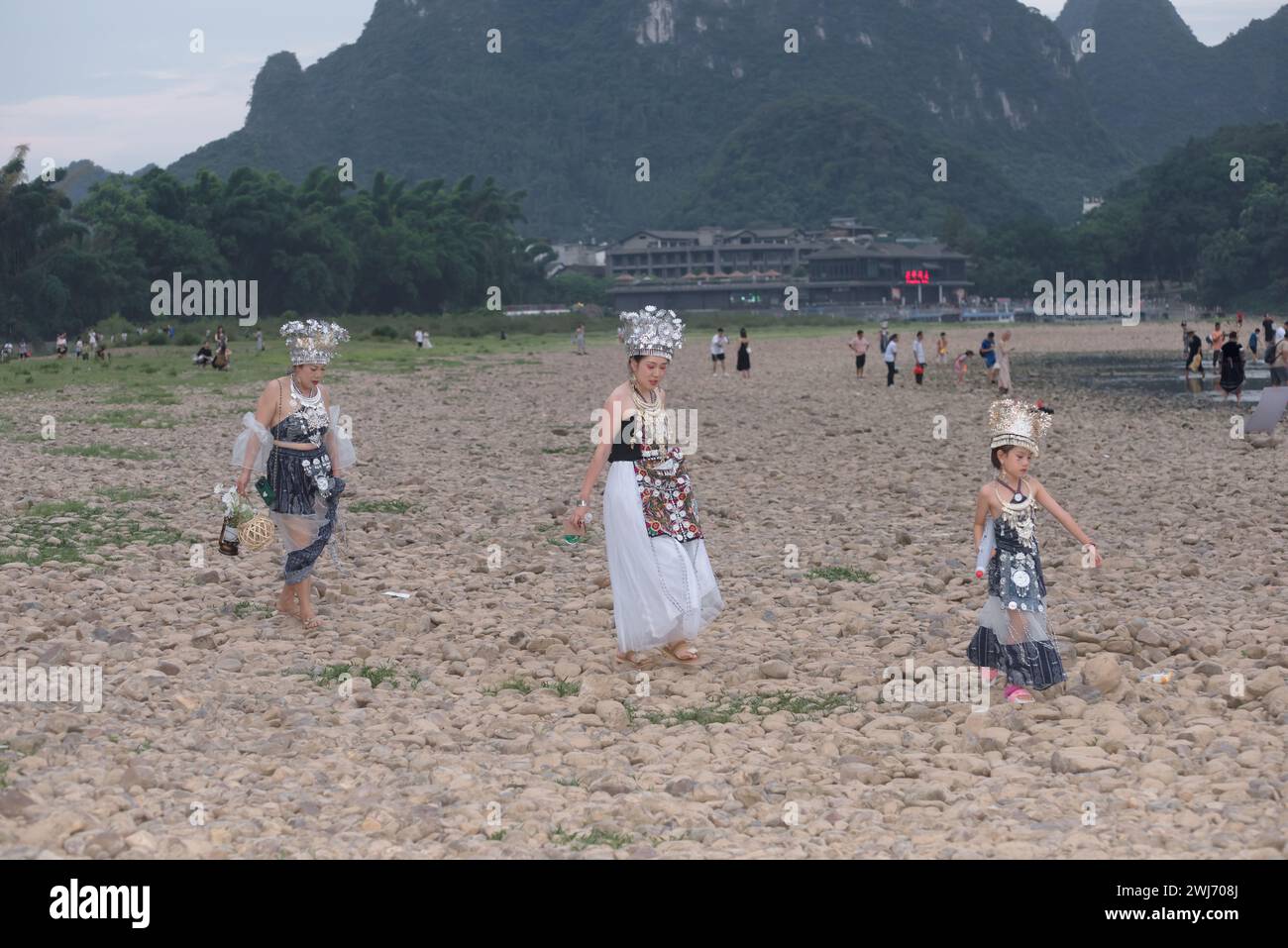 Contea di Yangshuo, Guilin, Guangxi, Cina - 29 luglio 2023: Turisti che indossano antichi costumi cinesi sul fiume li Foto Stock
