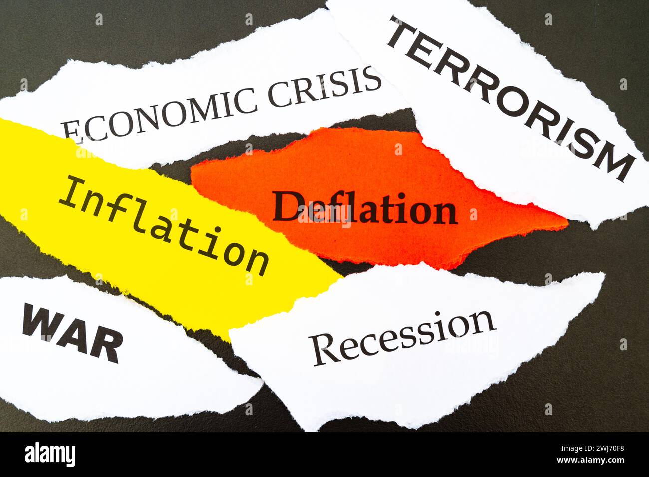 Attualità, fogli di vari colori con parole: Crisi economica, guerra, inflazione, terrorismo, ecc., su sfondo nero. Foto Stock