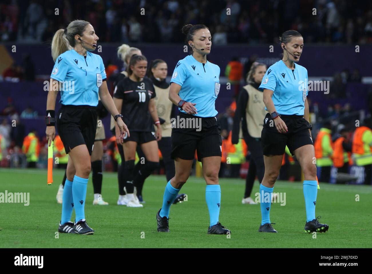 L'arbitro Marta Huerta de Aza e i suoi arbitri assitenti Inghilterra contro Austria UEFA Women Euro 6 luglio 2022 Old Trafford Manchester Foto Stock