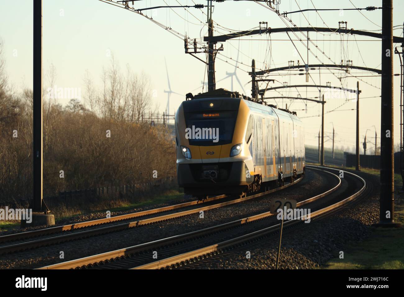Treno sprinter locale SNG su binario ferroviario a Dordrecht Foto Stock
