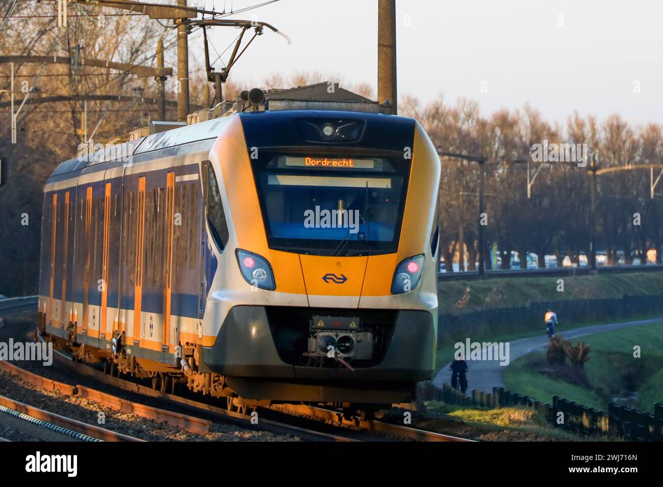 Treno sprinter locale SNG su binario ferroviario a Dordrecht Foto Stock