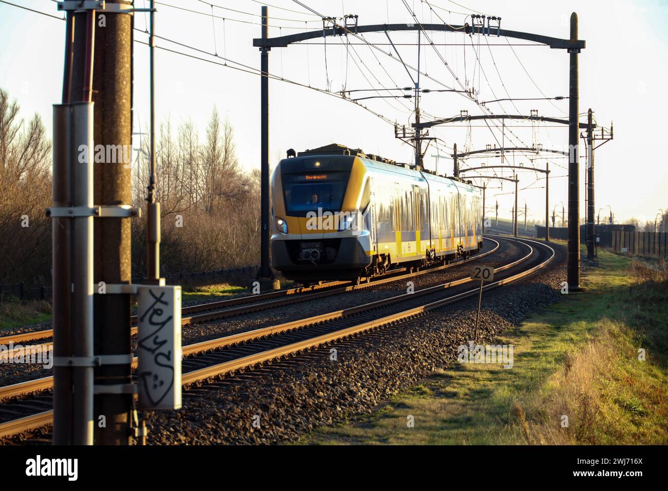 Treno sprinter locale SNG su binario ferroviario a Dordrecht Foto Stock