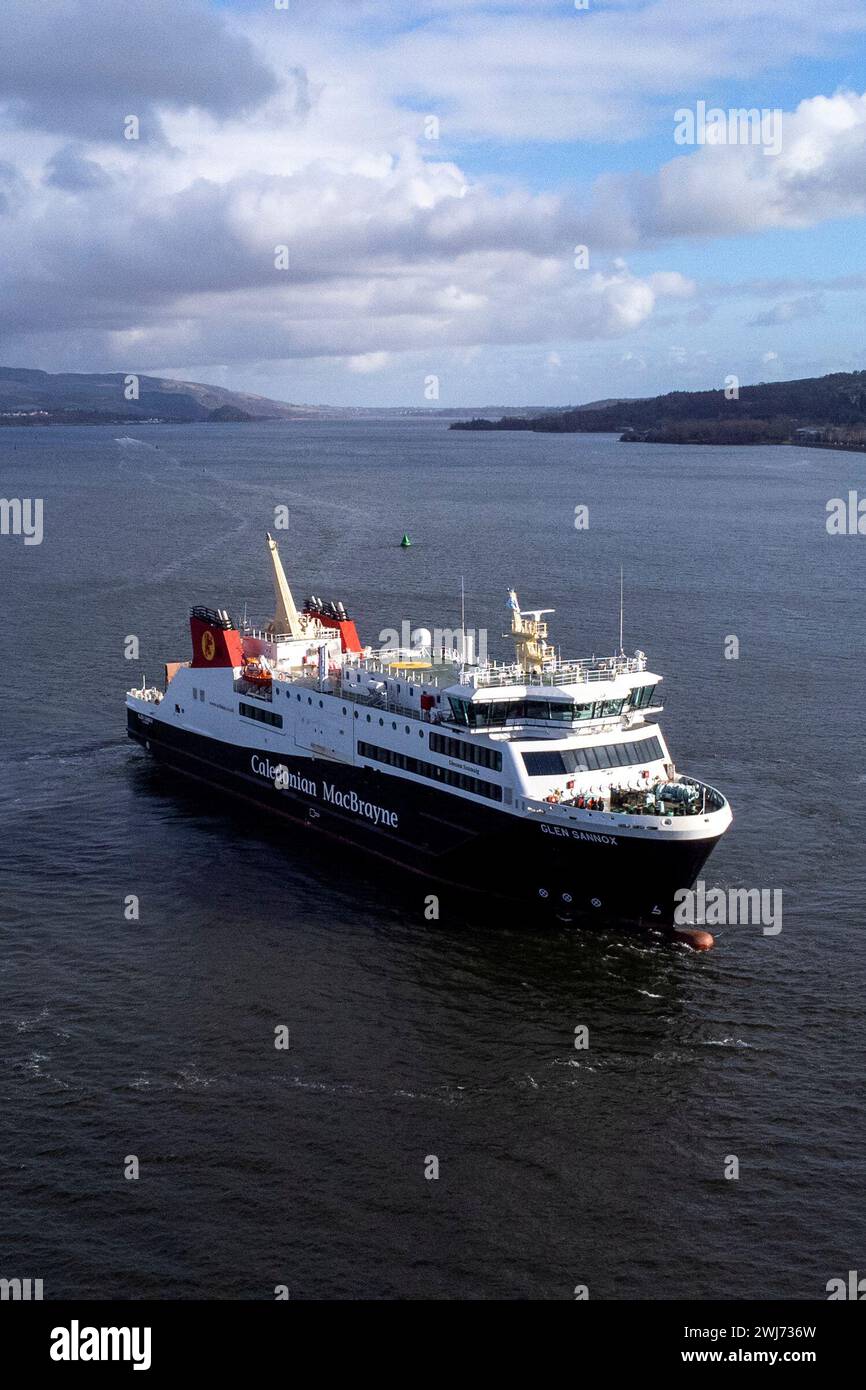 Il traghetto Caledonian MacBrayne MV Glen Sannox subisce una prova in mare, accompagnato da rimorchiatori, in un breve viaggio con la sua propulsione dal cantiere marino Ferguson a Port Glasgow, Inverclyde. Data foto: Martedì 13 febbraio 2024. Foto Stock