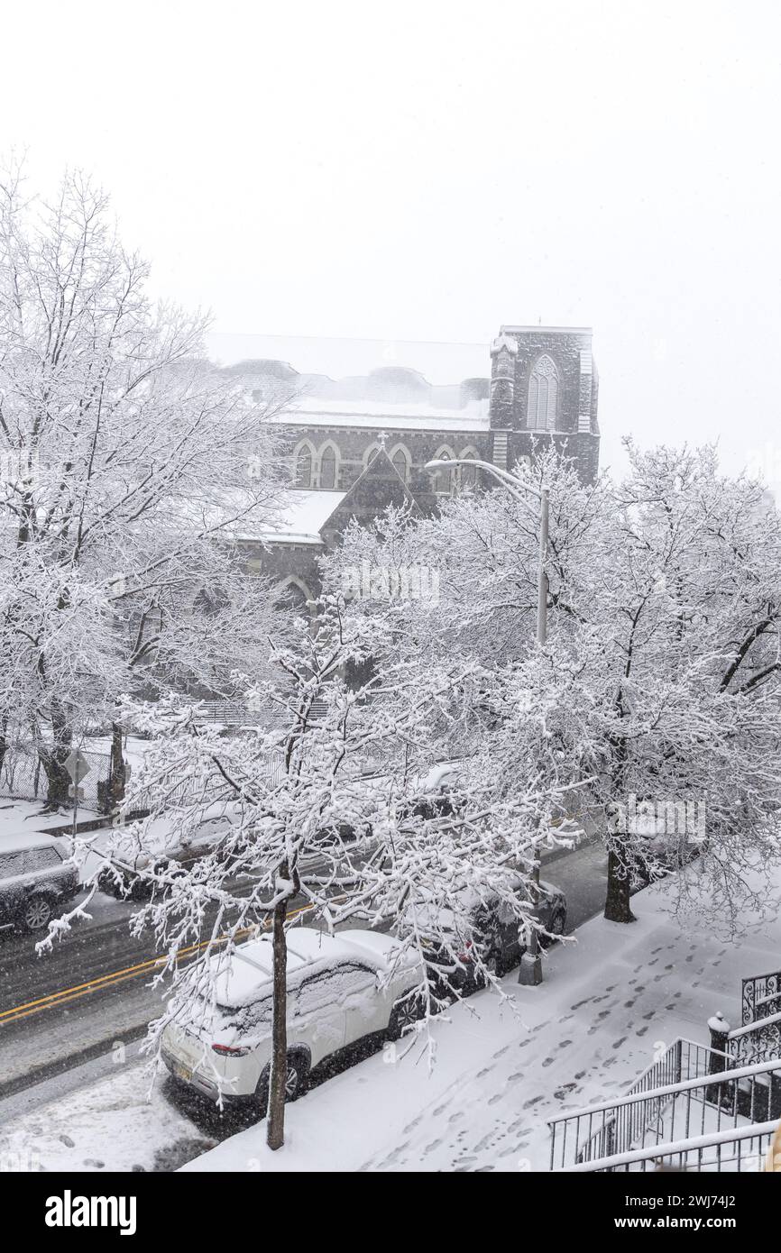 La neve è caduta e si è accumulata nella città di Jersey City nello stato del New Jersey negli Stati Uniti questo martedì 13. A partire dalla fine del 12 febbraio si prevede una forte nevicata in alcune zone del nord-est degli Stati Uniti, con alcune aree che raggiungono i 5 cm di neve all'ora, ha detto il National Weather Service Forecasters. Crediti: Brasile Photo Press/Alamy Live News Foto Stock