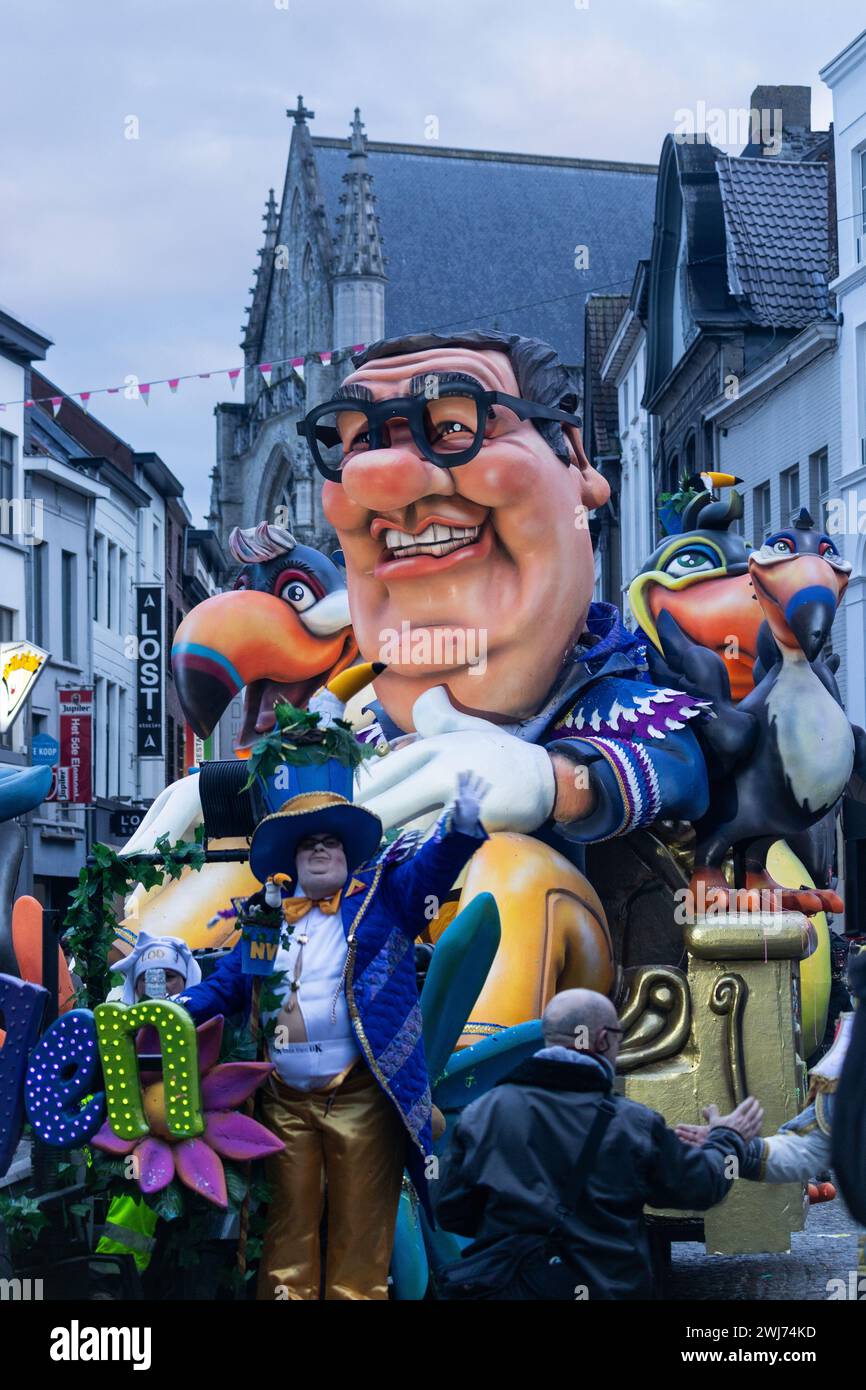 AALST, BELGIO, 11 FEBBRAIO 2024 Carnival Group de Lodderoeigen durante