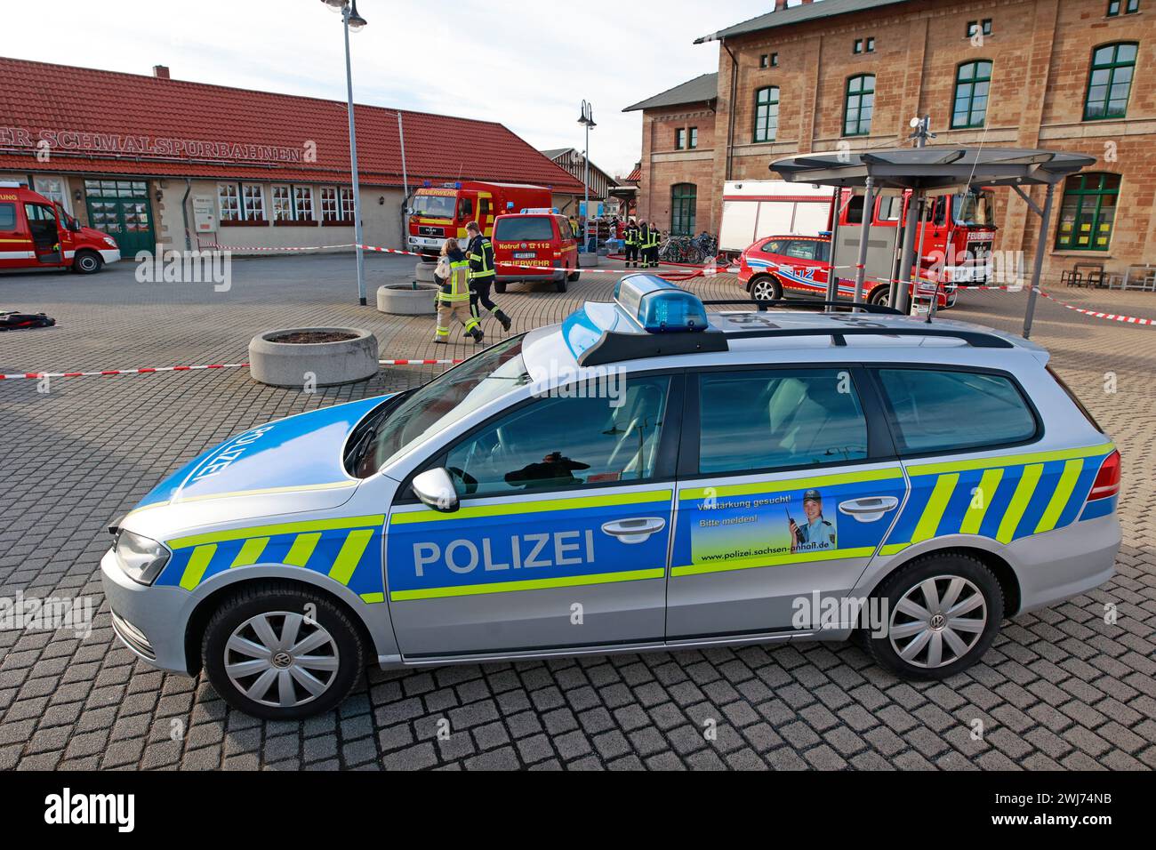 Wernigerode, Germania. 13 febbraio 2024. Gli agenti di polizia stanno alla stazione ferroviaria principale di Wernigerode e mettono al sicuro un'area pericolosa. Una bottiglia contenente mercurio ha portato a un'importante operazione di salvataggio e incendio stamattina. Crediti: Matthias Bein/dpa/Alamy Live News Foto Stock