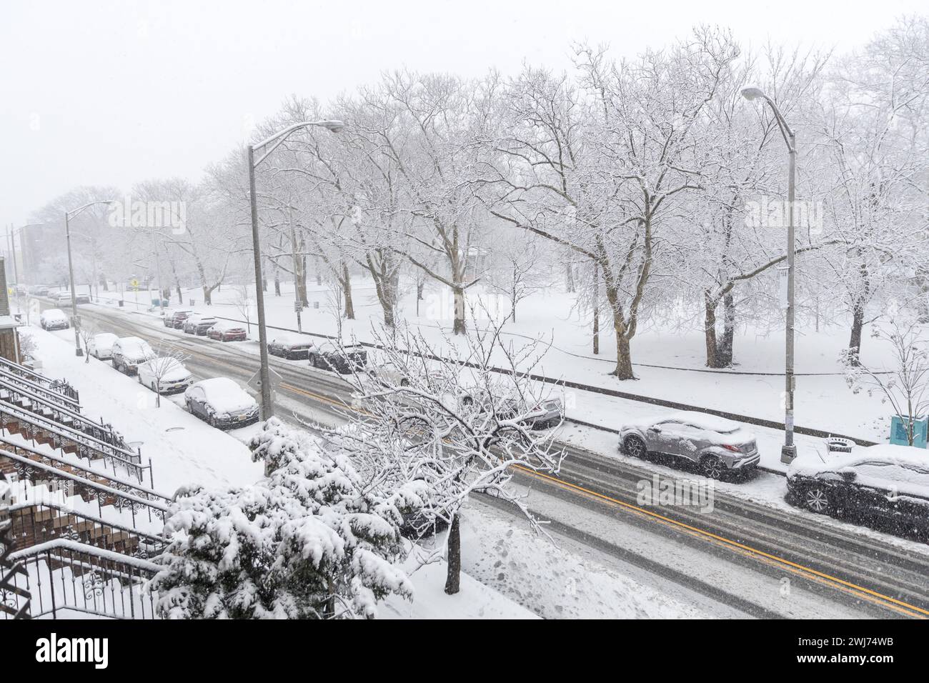 La neve è caduta e si è accumulata nella città di Jersey City nello stato del New Jersey negli Stati Uniti questo martedì 13. A partire dalla fine del 12 febbraio si prevede una forte nevicata in alcune zone del nord-est degli Stati Uniti, con alcune aree che raggiungono i 5 cm di neve all'ora, ha detto il National Weather Service Forecasters. Crediti: Brasile Photo Press/Alamy Live News Foto Stock