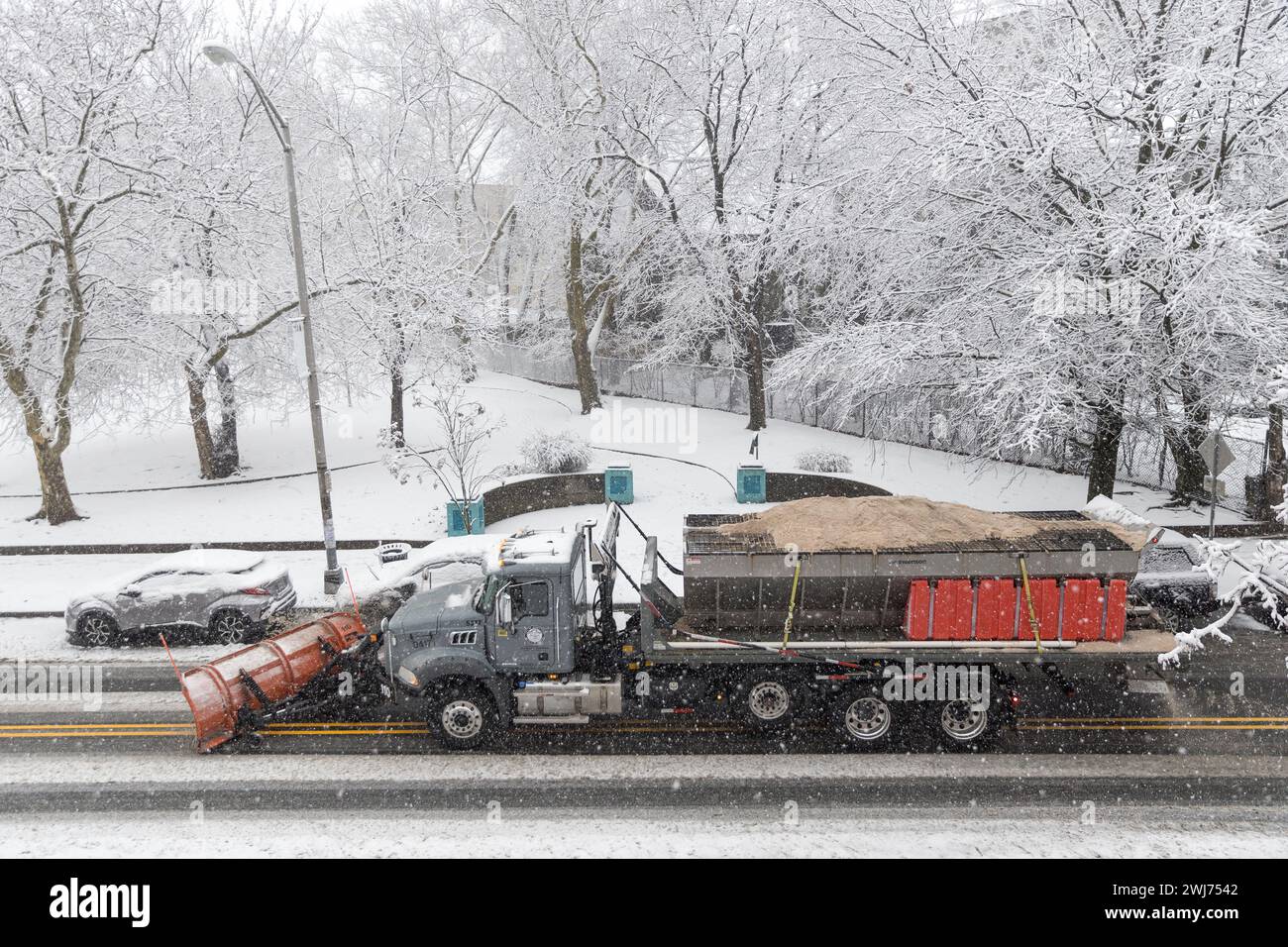 La neve è caduta e si è accumulata nella città di Jersey City nello stato del New Jersey negli Stati Uniti questo martedì 13. A partire dalla fine del 12 febbraio si prevede una forte nevicata in alcune zone del nord-est degli Stati Uniti, con alcune aree che raggiungono i 5 cm di neve all'ora, ha detto il National Weather Service Forecasters. Crediti: Brasile Photo Press/Alamy Live News Foto Stock