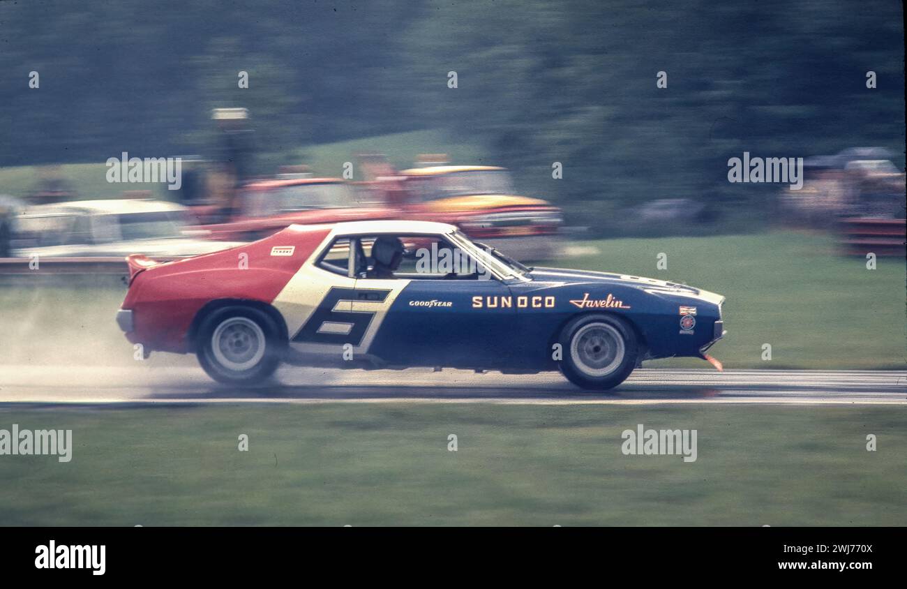 Mark Donohue sotto la pioggia in una Penske Racing AMC Javelin alla Mid-Ohio Trans-AM 1971, partì 2°, finì 2° Foto Stock