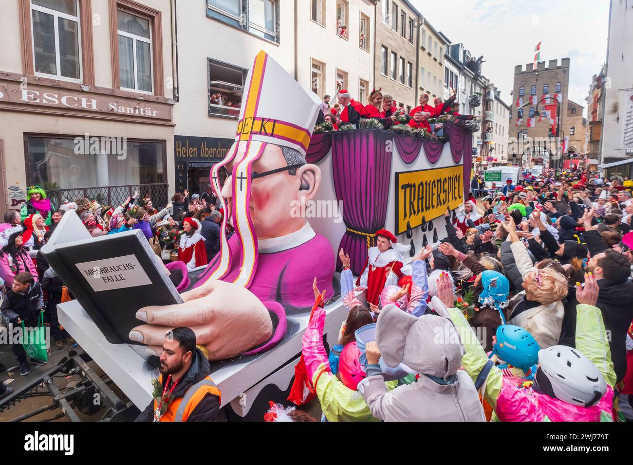 Karneval, Rosenmontag in Köln, „Trauerspiel“ Ein Trauerspiel ist allein schon die Tatsache, dass der Skandal um die Missbrauchsfälle im Kölner Erzbi Foto Stock