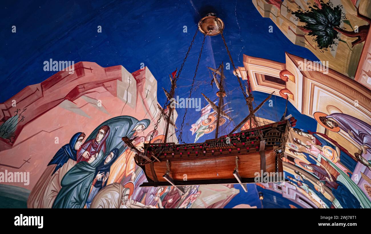 Un murale a soffitto con singoli individui e una barca Foto Stock