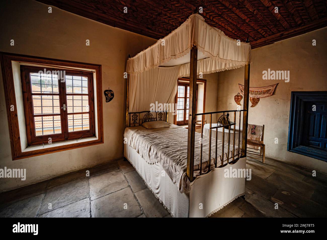 Letto a baldacchino bianco in camera Foto Stock