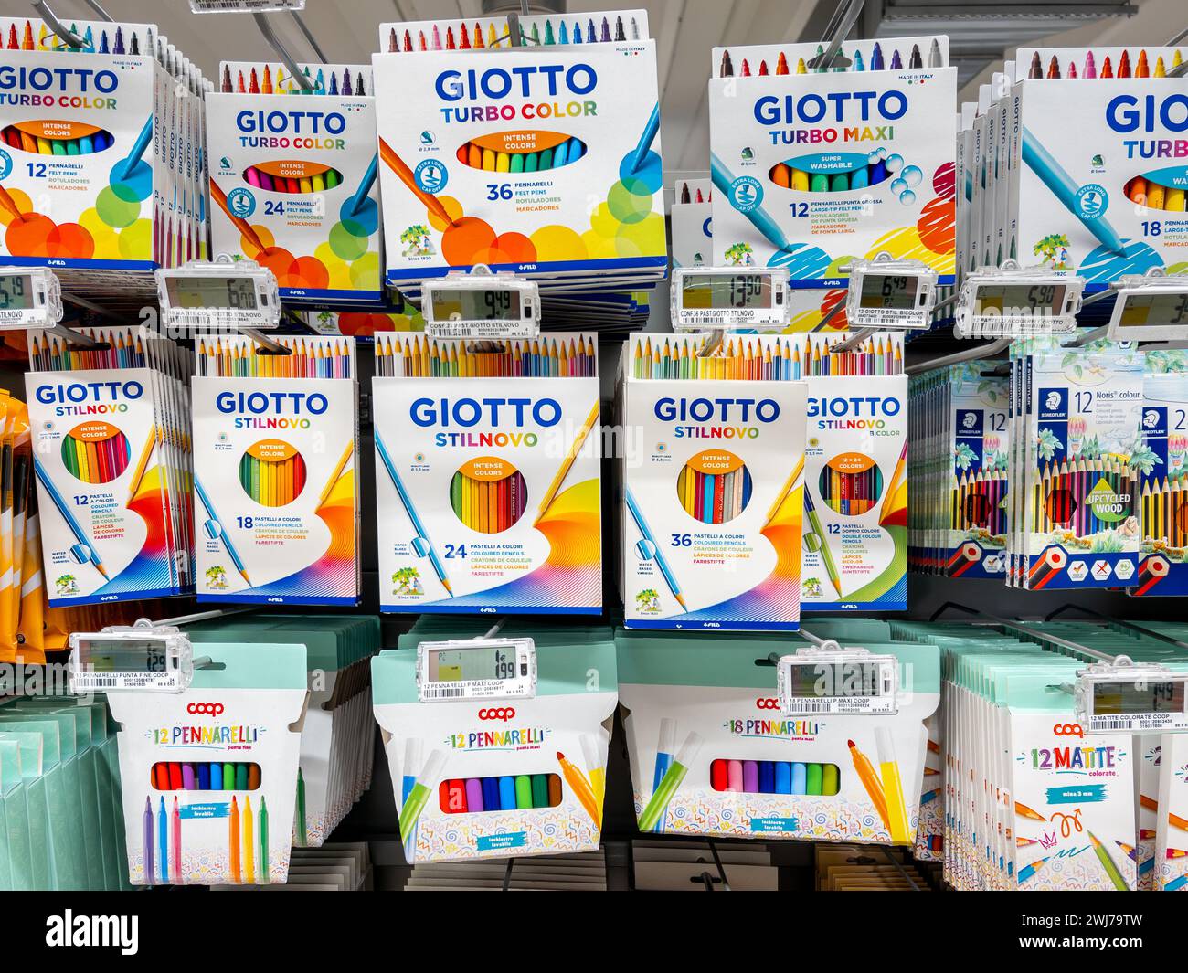 Italia - 13 febbraio 2024: Pennarelli giotto Turbocolor e matite colorate Stilnovo in vendita al supermercato italiano COOP. GIOTTO è il marchio italiano Ren Foto Stock