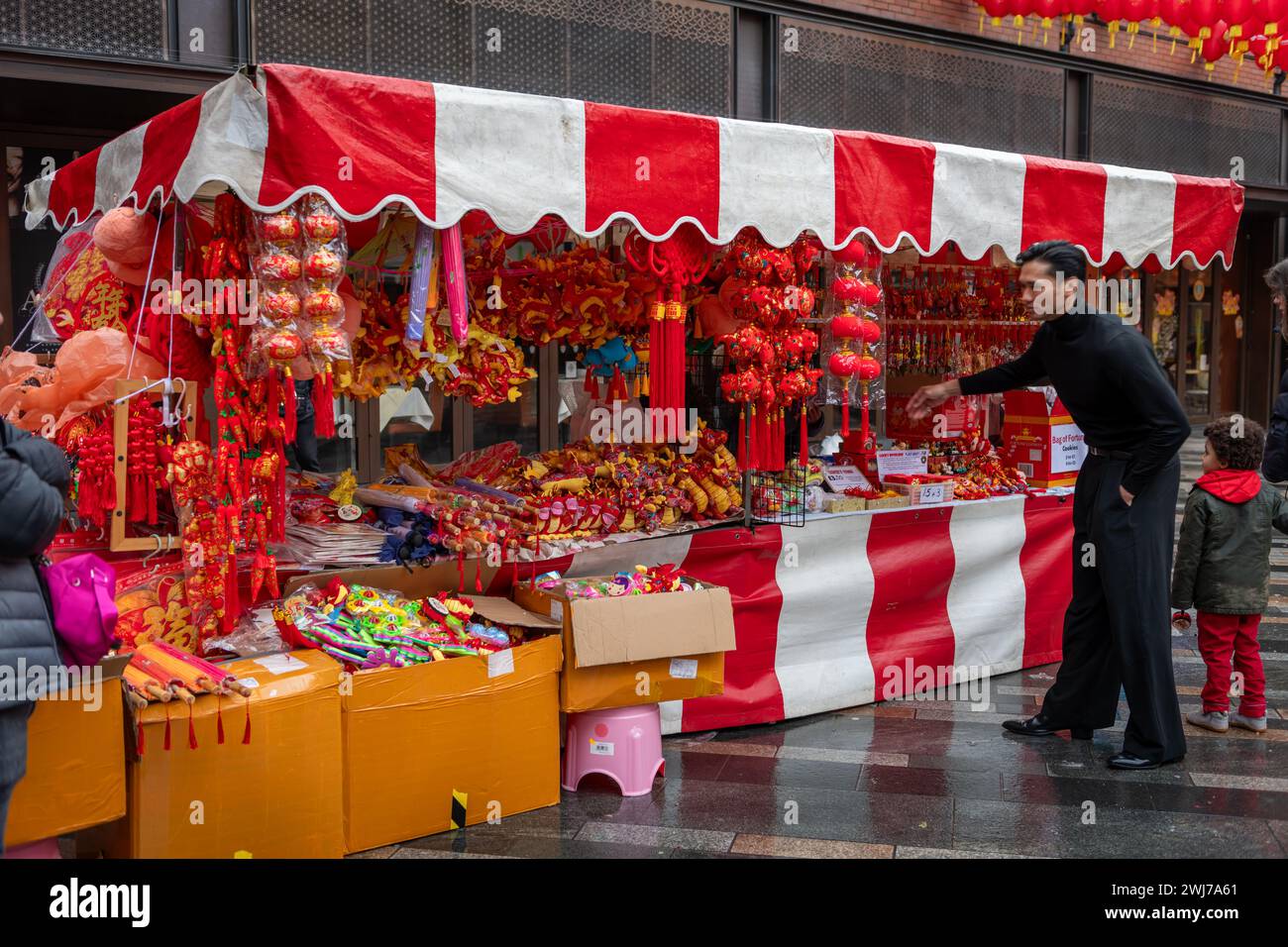 Londra. REGNO UNITO- 02.11.2024. Un chiosco che vende colorati ornamenti e decorazioni del capodanno cinese a China Town durante la celebrazione del capodanno Luna. Foto Stock