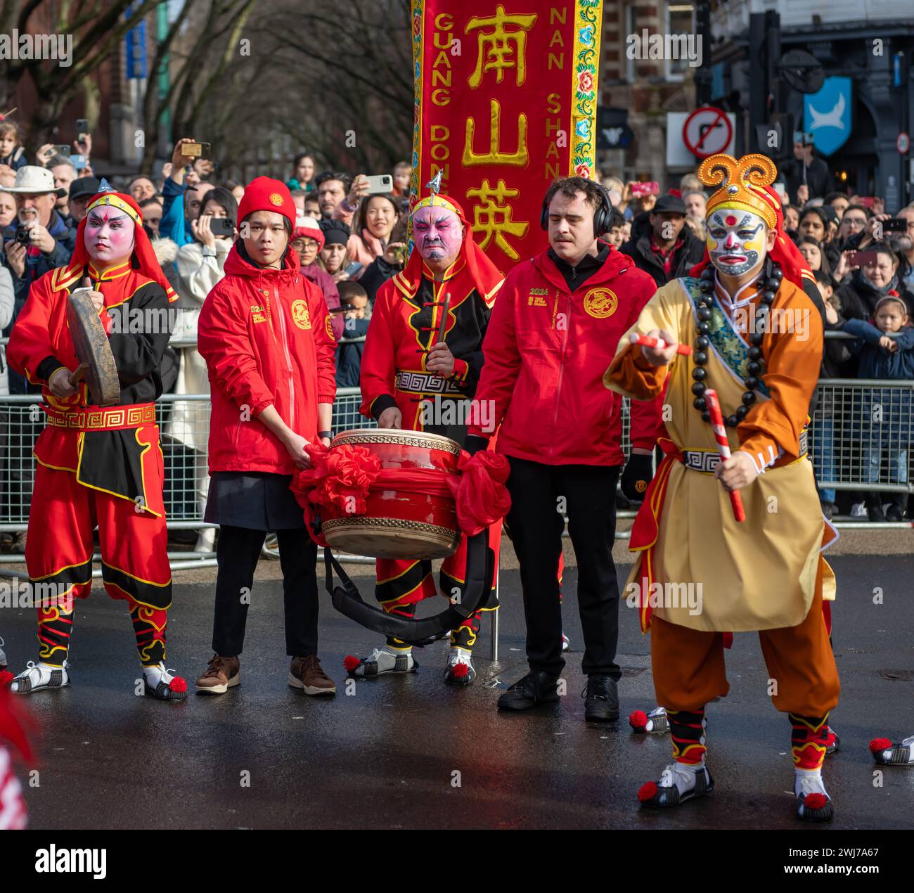 Londra. REGNO UNITO- 02.11.2024. Una pista da ballo che esegue una danza popolare cinese nella parata di celebrazione del capodanno cinese a China Town. Foto Stock