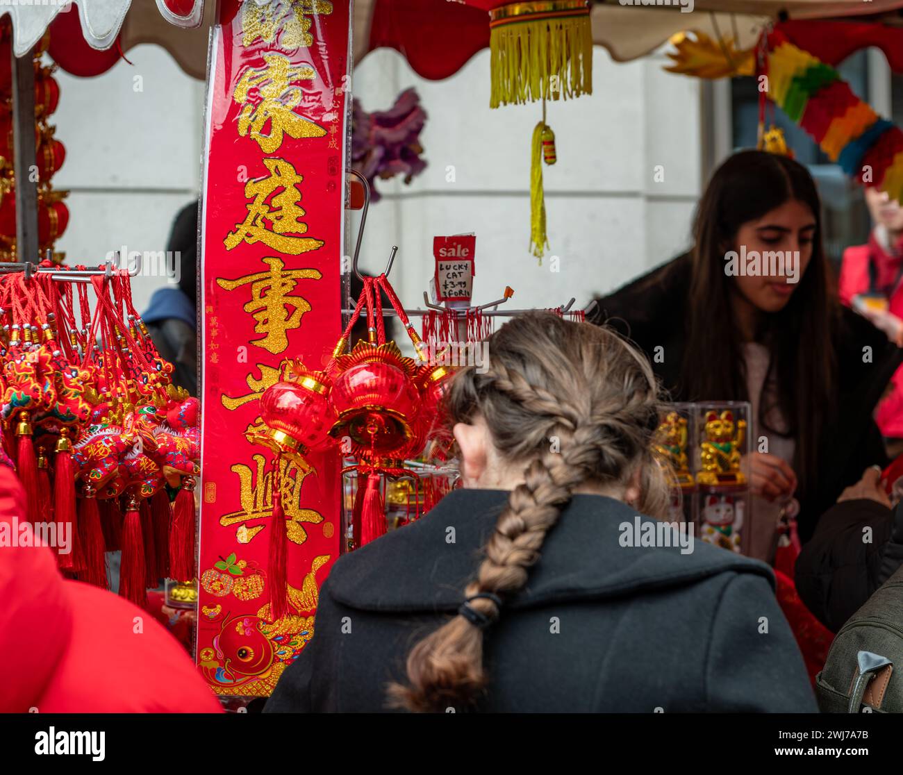 Londra. REGNO UNITO- 02.11.2024. Primo piano di una bancarella di strada che vende ornamenti e decorazioni per il capodanno cinese a China Town durante i festeggiamenti. Foto Stock