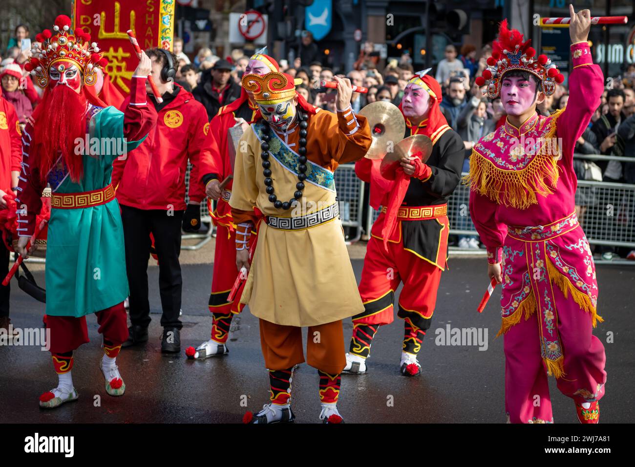 Londra. REGNO UNITO- 02.11.2024. Una pista da ballo che esegue una danza popolare cinese nella parata di celebrazione del capodanno cinese a China Town. Foto Stock