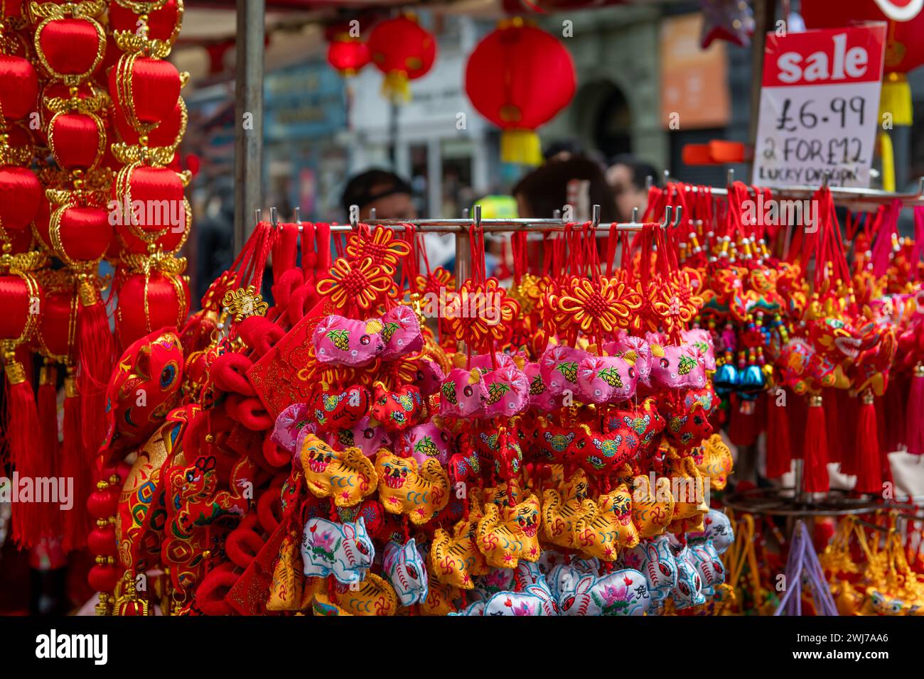 Londra. REGNO UNITO- 02.11.2024. Bellissimi, colorati e ornati per il Capodanno cinese e decorazioni in mostra su uno stallo durante il celebr. Del nuovo anno Foto Stock
