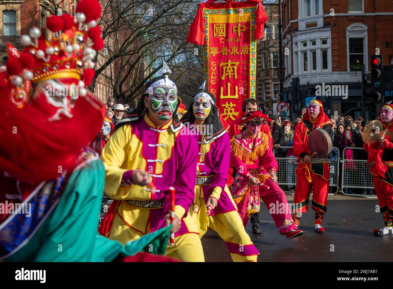 Londra. REGNO UNITO- 02.11.2024. Una pista da ballo che esegue una danza popolare cinese nella parata di celebrazione del capodanno cinese a China Town. Foto Stock