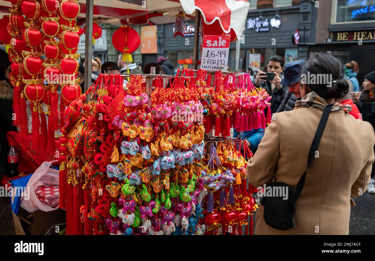 Londra. REGNO UNITO- 02.11.2024. Visitatori e turisti alla celebrazione del capodanno cinese a China Town che acquistano splendidi ornamenti e decorazioni per il nuovo anno Foto Stock